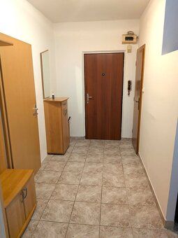 We offer for sale a 3 room apartment in the center of Sered on street