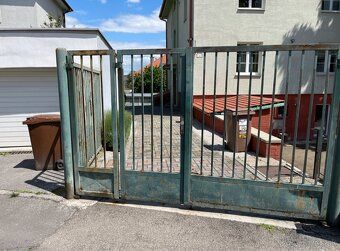 I am renting out a garage on Smetanova Street opposite parliament