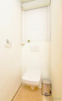 Apartment is available immediately
3D virtual tour: tinyurl.co