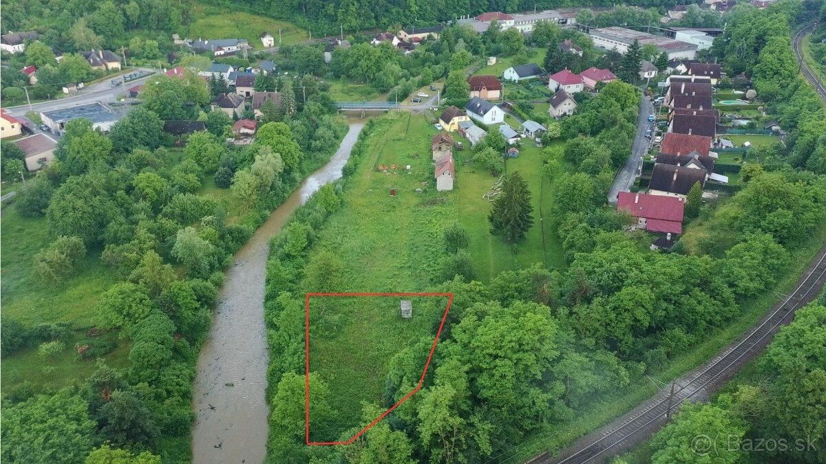 Nabízíme k prodeji atraktivní pozemek v obci Obišovce, ve stráni