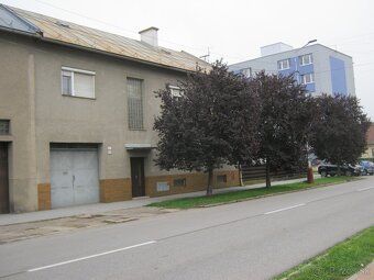Продам двоповерховий будинок у центрі міста, будинок знаходиться в первісному стані, має всі…