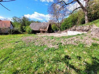 Sell large plot of land 1169 m² with old garage in Prievidzská district