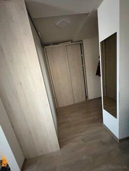 Hledám pro konkrétního klienta byt s garáží k pronájmu cca