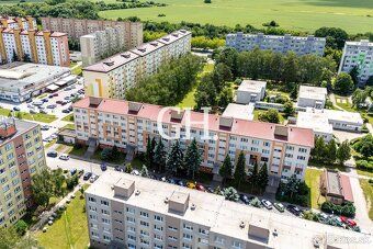 Byt sa nachádza na 4. poschodí z 5, čo predstavuje ideálnu p