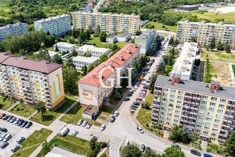 Byt sa nachádza na 4. poschodí z 5, čo predstavuje ideálnu p