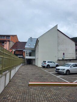 На відстані кроку від центру та головного майдану в ББ