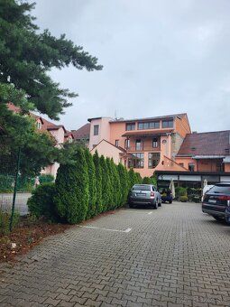 На відстані кроку від центру та головного майдану в ББ
