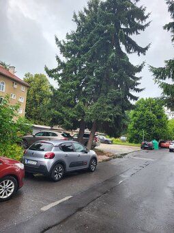 На відстані кроку від центру та головного майдану в ББ