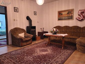 We offer for sale a well-maintained family house with spacious grounds in a quiet and pleasant…