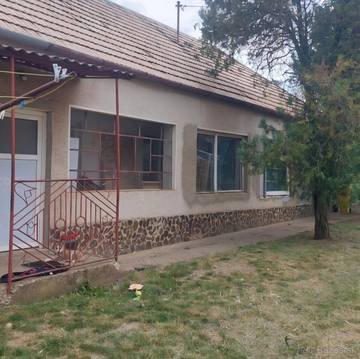 Predám starší rodinný dom. Nachádza sa v obci Lok okres Levi