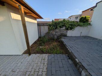 We would like to introduce you to a cozy family house that is located in a quiet part of…