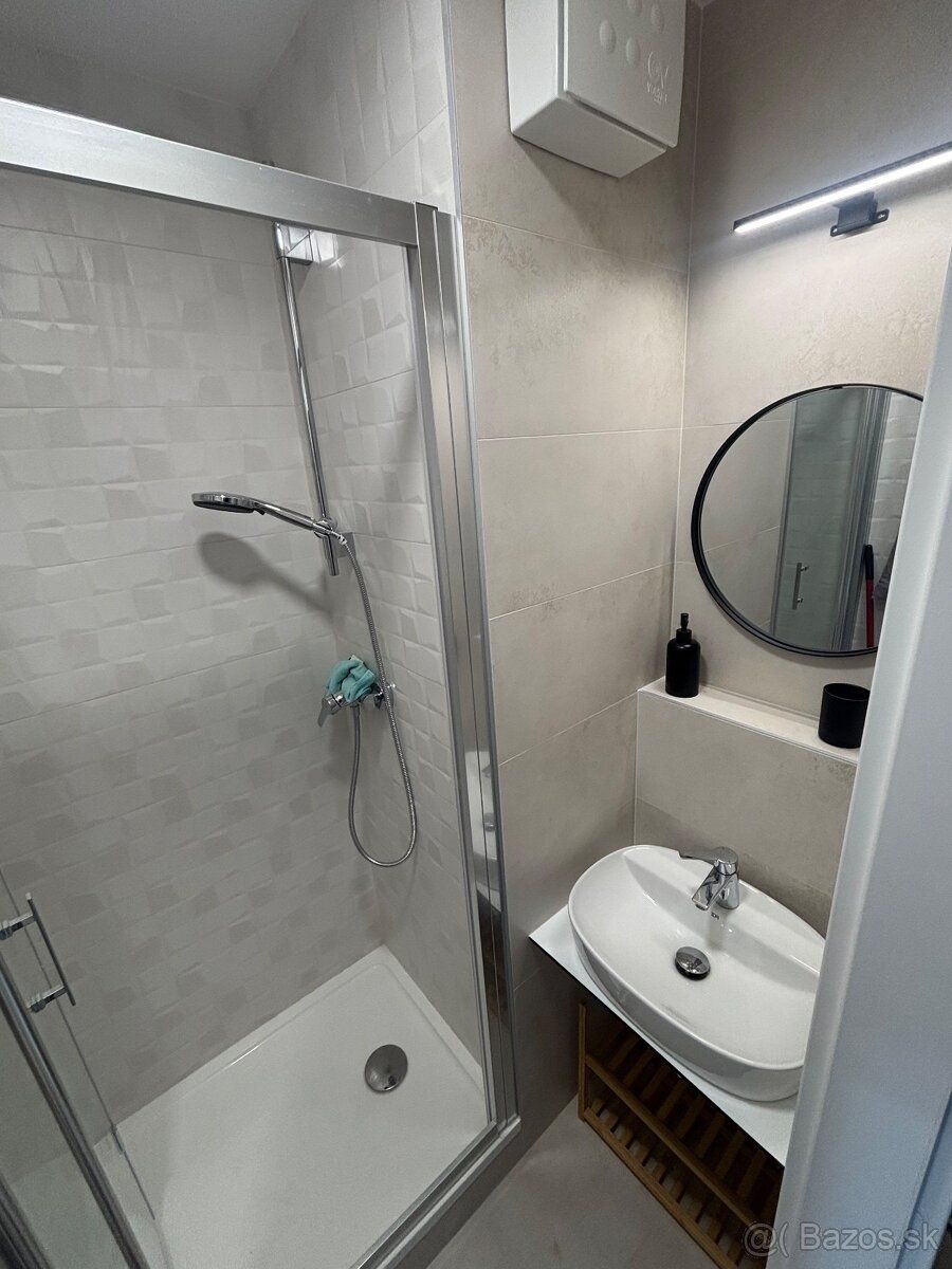 Oferuję do wynajęcia nowoczesny, jasny apartament z loggią w