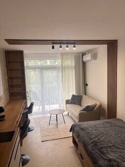 Oferuję do wynajęcia nowoczesny, jasny apartament z loggią w