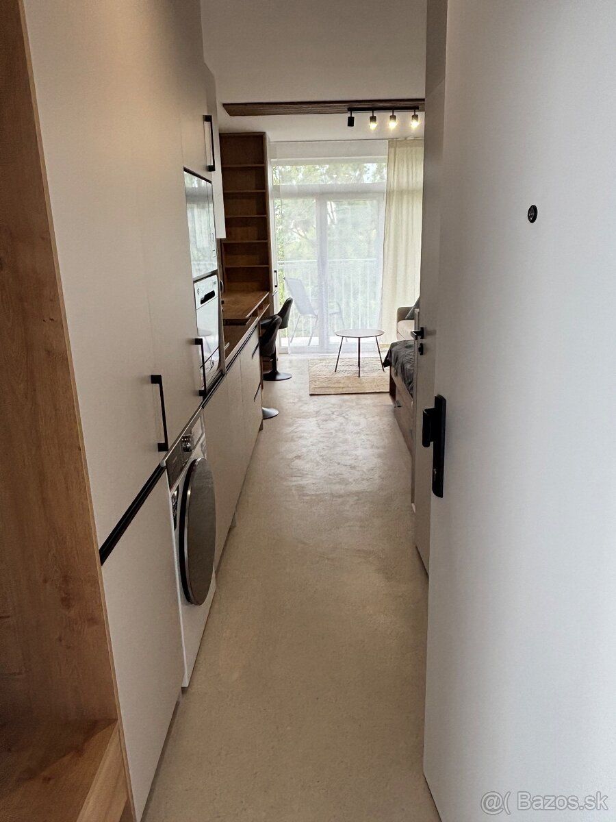 Oferuję do wynajęcia nowoczesny, jasny apartament z loggią w