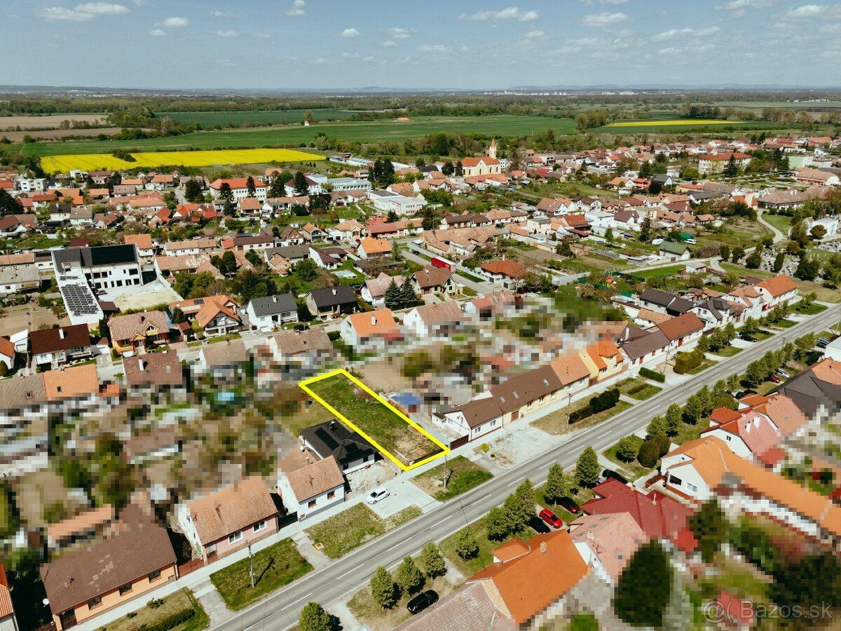 Ponúkame na predaj rovinatý stavebný pozemok s celkovou výme
