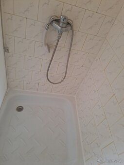 We offer for rent a nice, spacious and renovated 1 bedroom apartment in pleasant surroundings…
