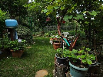 Predstavte si ráno s vôňou lesa, kávu v altánku a večery pri