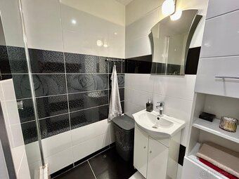 We offer for sale a completely renovated three-room apartment of size