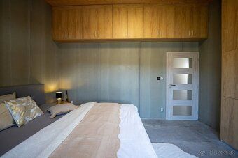 FAMILY RESIDENCE NEAR WATER WITH HIGH CEILINGS AND COMPLETE PRIVACY