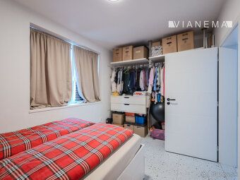 ONLY WITH US AND VIANEMA presents a 5i family house by the lake. In