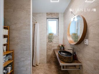 ONLY WITH US AND VIANEMA presents a 5i family house by the lake. In
