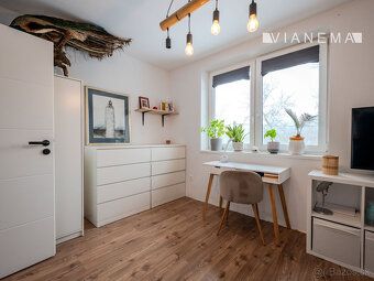 ONLY WITH US AND VIANEMA presents a 5i family house by the lake. In
