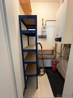 Spacious and bright 2 bed apartment in low-rise residential house