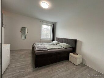 Spacious and bright 2 bed apartment in low-rise residential house
