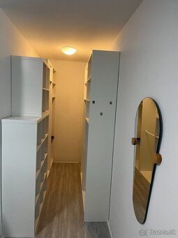 Spacious and bright 2 bed apartment in low-rise residential house