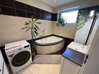 Spacious and bright 2 bed apartment in low-rise residential house