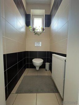 Spacious and bright 2 bed apartment in low-rise residential house