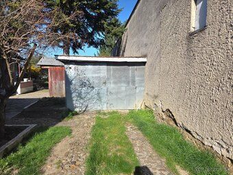 We offer for sale a family house with a nice plot of land in the village of Nána