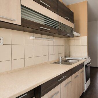 Na prenájom prerobený 1-izbový byt o výmere cca 44 m². Chara