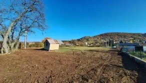 Na predaj slnečný pozemok s dobrým prístupom a všetkými IS V