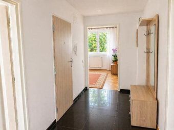 Oferuję na sprzedaż trzypokojowe mieszkanie w ocieplonym bloku panelowym, trójkondygnacyjnym…