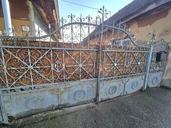 We exclusively offer for sale a 3-bedroom family house with nice grounds in Pavlová village.