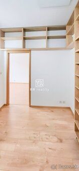 Ing. Katarína Čomová, PhDr., a RR Reality nabízí k prodeji velký cihlový třípokojový byt v…