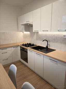 Dvojizbový, novo zrekonštruovaný, klimatizovaný, plne zariad