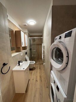 Nabízím k pronájmu moderní, světlý 1+1 byt s lodžií ve městě Nový Hlohovec.