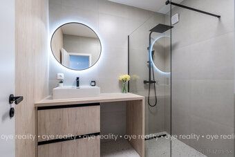 OYE Reality offers for rent an upmarket 2-bedroom brick apartment with a loggia in a modern…