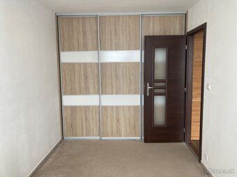 We offer for sale a 3 room apartment on the 7th floor measuring 69m²