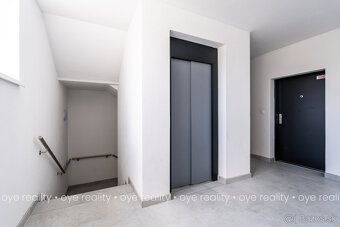 OYE Reality offers for rent an upmarket 2-bedroom brick apartment with a loggia in a modern…