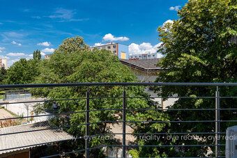 OYE Reality offers for rent an upmarket 2-bedroom brick apartment with a loggia in a modern…