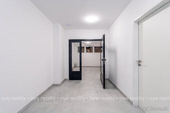 OYE Reality offers for rent an upmarket 2-bedroom brick apartment with a loggia in a modern…