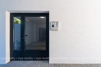 OYE Reality offers for rent an upmarket 2-bedroom brick apartment with a loggia in a modern…