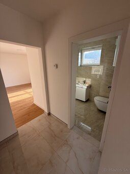 Here is an edited version of the advertisement:
Rent a 3-room apartment in o