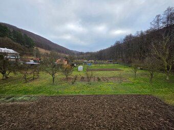Na predaj veľký 85 m2, tehlový 3 - izbový byt s vlastným kúr