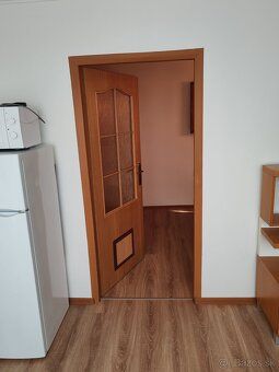 Prenájom zariadeného 2-izbového bytu s balkónom – Veľké Levá