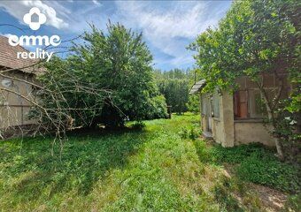 Ponúkame na predaj pozemok s celkovou výmerou 912 m² vo vyhľ