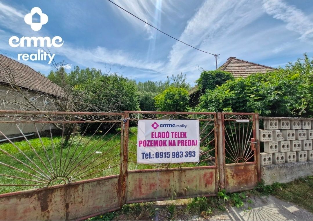Ponúkame na predaj pozemok s celkovou výmerou 912 m² vo vyhľ